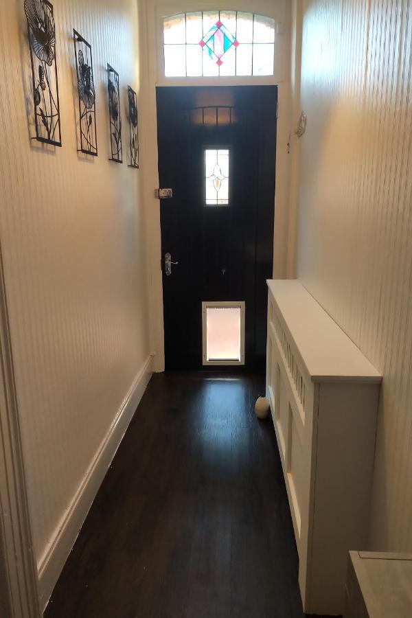 Budget Shared Dorm Rooms, Oldpark Road Area, 2 Miles To Centre, Free Breakfast, Pics And Full Address Sent After Homestay *