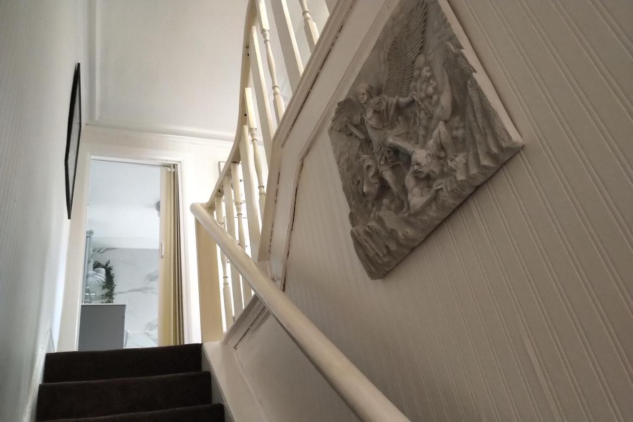 Budget Shared Dorm Rooms, Oldpark Road Area, 2 Miles To Centre, Free Breakfast, Pics And Full Address Sent After Homestay