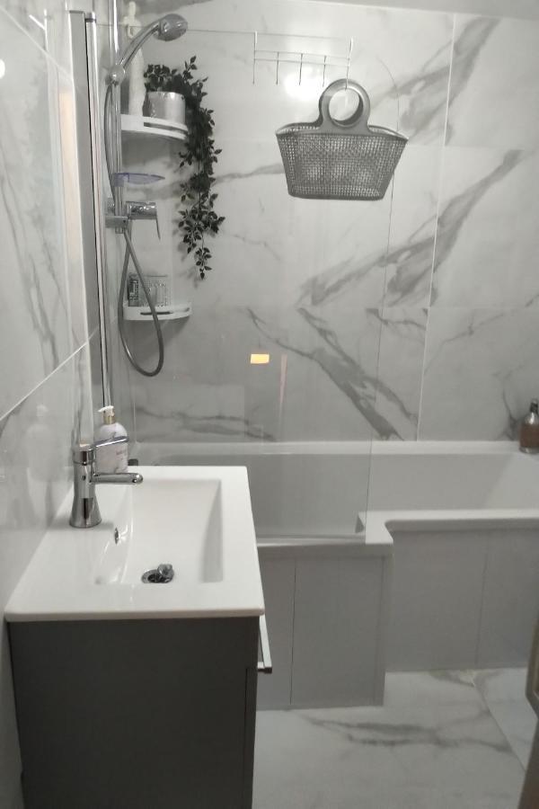 Budget Shared Dorm Rooms, Oldpark Road Area, 2 Miles To Centre, Free Breakfast, Pics And Full Address Sent After Homestay