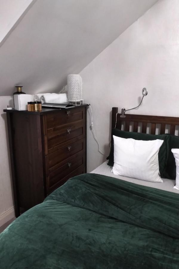 Homestay Budget Shared Dorm Rooms, Oldpark Road Area, 2 Miles To Centre, Free Breakfast, Pics And Full Address Sent After