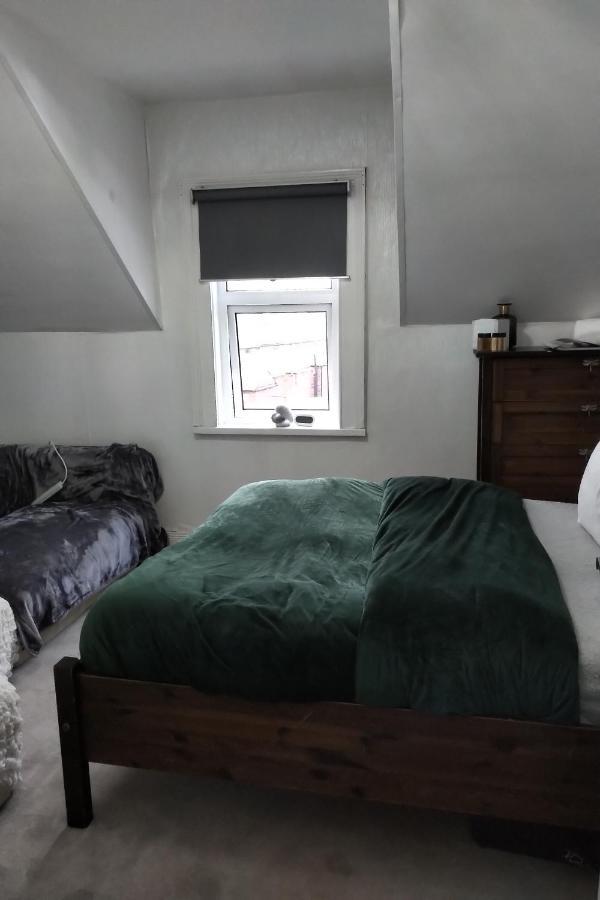 Budget Shared Dorm Rooms, Oldpark Road Area, 2 Miles To Centre, Free Breakfast, Pics And Full Address Sent After Belfast