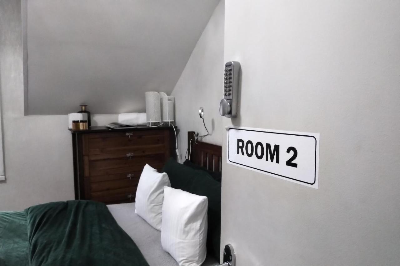 Homestay Budget Shared Dorm Rooms, Oldpark Road Area, 2 Miles To Centre, Free Breakfast, Pics And Full Address Sent After *